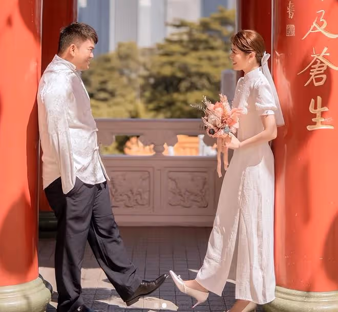 恭喜!32歲童星穿中式婚服出嫁,戴金色發冠顯貴氣,稱嫁給了愛情