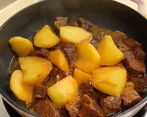 牛肉燉土豆（牛肉燒土豆）