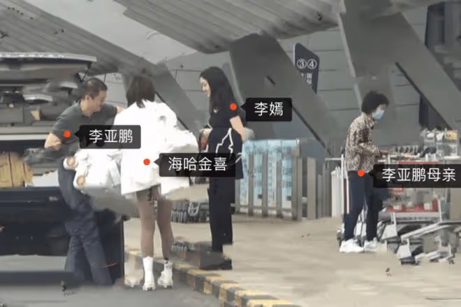 海哈金喜首曬產女視頻，在產房拍全家福，李亞鵬接李嫣回國超幸福