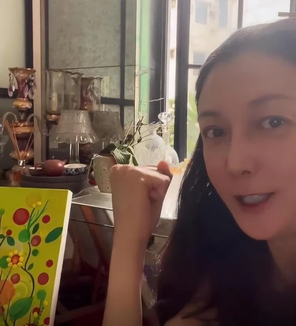 吳綺莉獨自迎新年,和寵物貓一起過生活,女兒吳卓林繼續叛逆