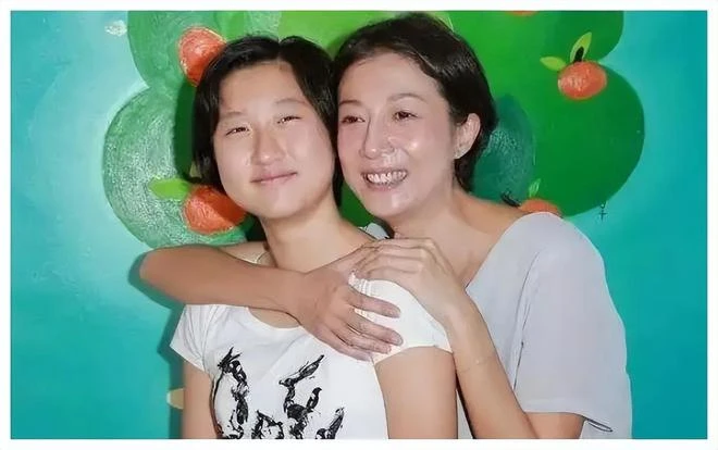 吳綺莉獨自迎新年,和寵物貓一起過生活,女兒吳卓林繼續叛逆