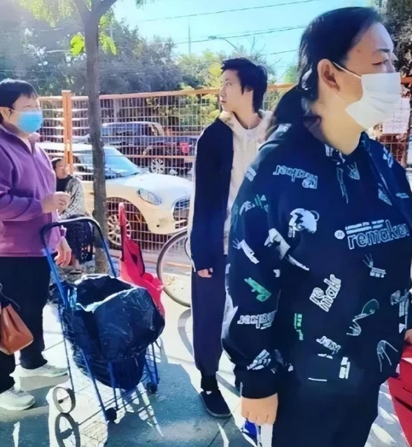 吳綺莉獨自迎新年,和寵物貓一起過生活,女兒吳卓林繼續叛逆