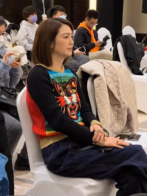 洪欣現身張丹峰新片發布會，婚變風波後首同台，甜喊老公大秀恩愛