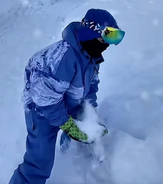 陳浩民一家陽康後新疆滑雪，妻子零下20度穿背心，雪地撒歡不怕冷