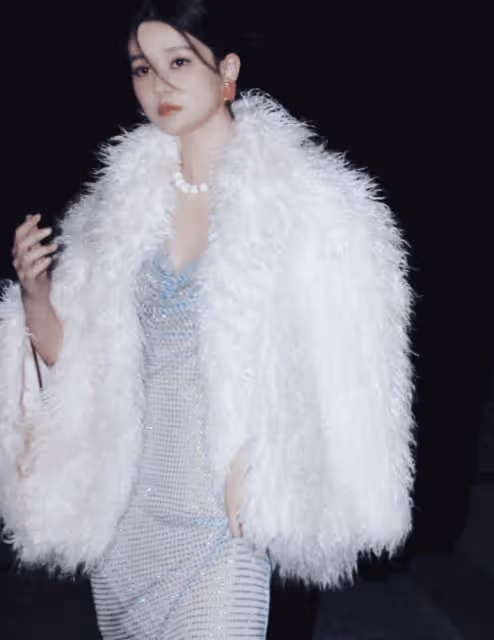 喬欣罕見曬美照！穿弔帶露肩長裙性感嫵媚，纖細水芍藥太搶鏡