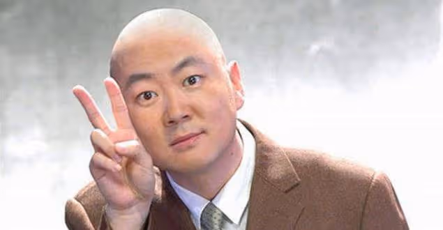 曾上舞台18次，因錯說一句話被喊索賠1億，現53歲成街頭商演！