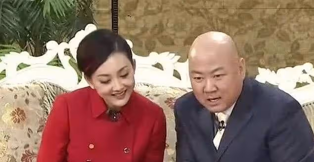曾上舞台18次，因錯說一句話被喊索賠1億，現53歲成街頭商演！