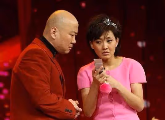 曾上舞台18次，因錯說一句話被喊索賠1億，現53歲成街頭商演！