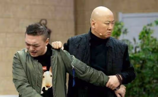 曾上舞台18次，因錯說一句話被喊索賠1億，現53歲成街頭商演！