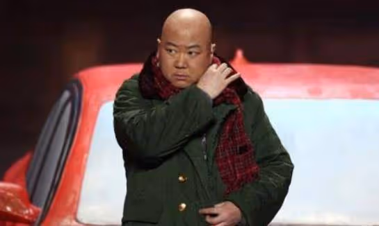 曾上舞台18次，因錯說一句話被喊索賠1億，現53歲成街頭商演！