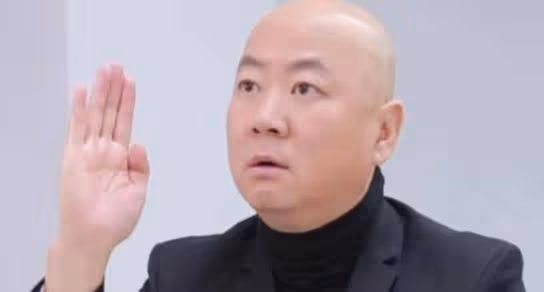 曾上舞台18次，因錯說一句話被喊索賠1億，現53歲成街頭商演！