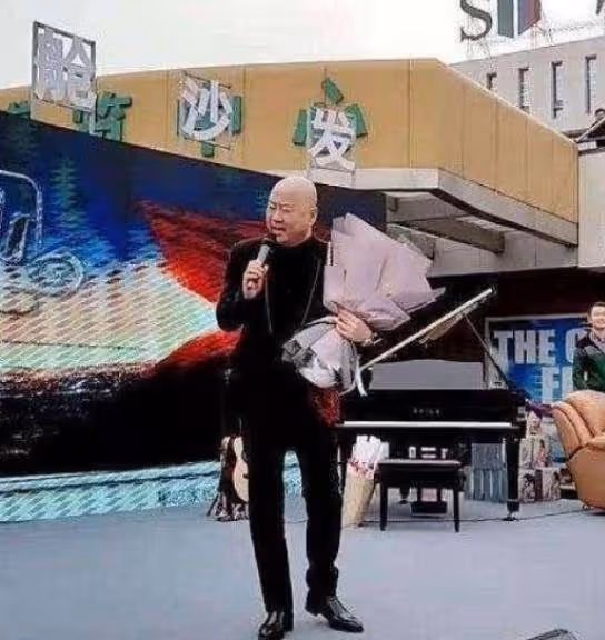曾上舞台18次，因錯說一句話被喊索賠1億，現53歲成街頭商演！