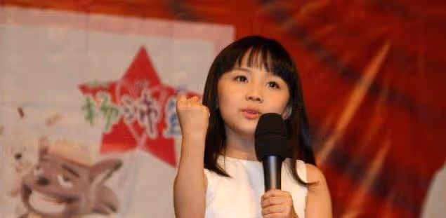 9歲成名遭質疑，時隔12年再上熱搜：被母親操控的人生有多可怕