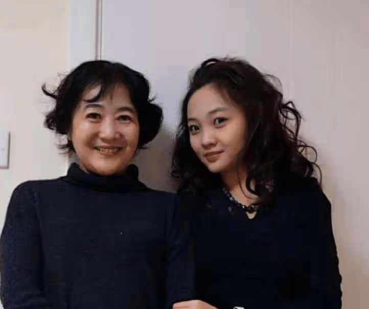 9歲成名遭質疑，時隔12年再上熱搜：被母親操控的人生有多可怕