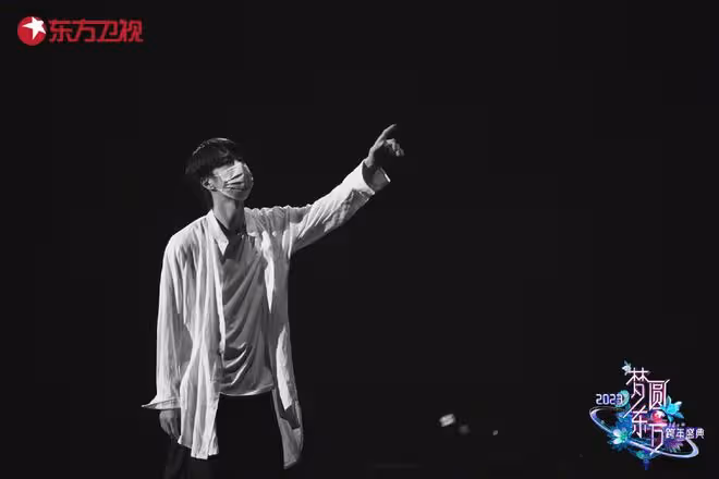 2023跨年晚會看點多，王一博換台開唱，去年6大翻車名場面太尷尬