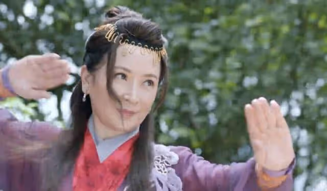 TVB戲骨新劇再披古裝戲服！一人飾兩角難度大，高顏值女兒已出道