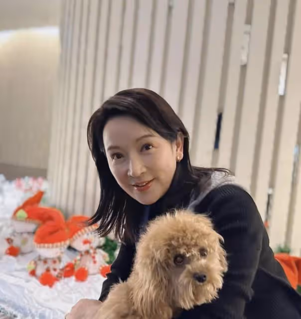 TVB戲骨新劇再披古裝戲服！一人飾兩角難度大，高顏值女兒已出道
