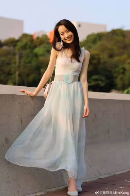 TVB戲骨新劇再披古裝戲服！一人飾兩角難度大，高顏值女兒已出道