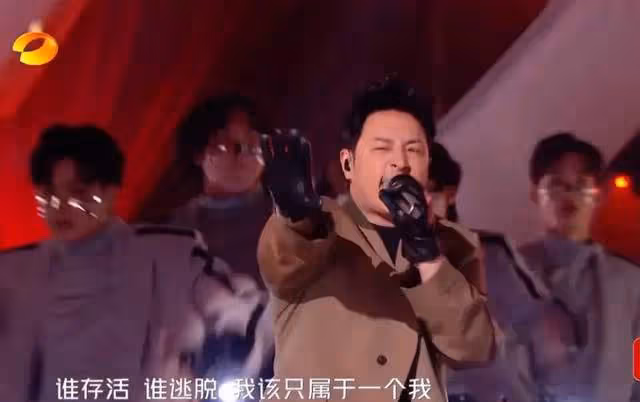 跨年晚會翻車現場：張韶涵唱歌跑調，程瀟底褲走光，薛之謙油膩