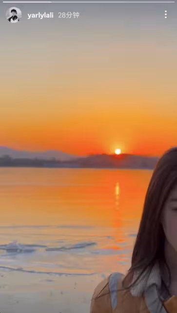 李亞鵬女兒李嫣曬自拍跨年，長發披肩女神范十足，未露正臉不自信