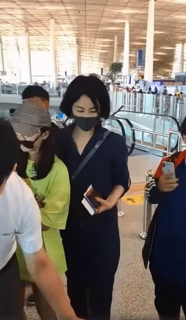 李亞鵬女兒李嫣曬自拍跨年，長發披肩女神范十足，未露正臉不自信