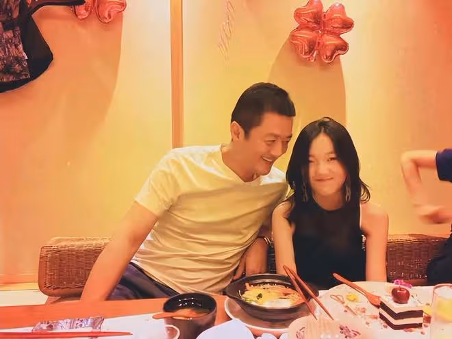 李亞鵬女兒李嫣曬自拍跨年，長發披肩女神范十足，未露正臉不自信