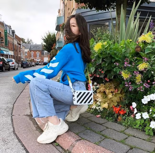 李亞鵬女兒李嫣曬自拍跨年，長發披肩女神范十足，未露正臉不自信