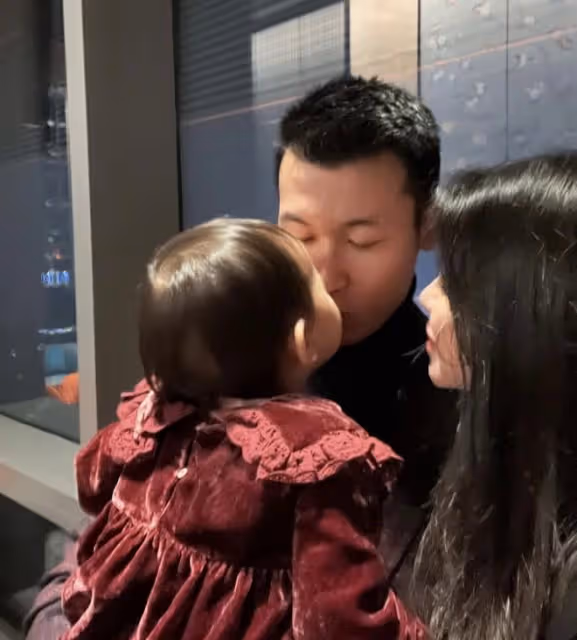 朱珠丈夫分享全家福，父女倆親吻很溫情，朱珠穿高叉禮裙身姿曼妙