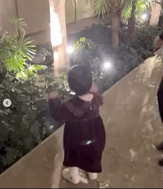 朱珠丈夫分享全家福，父女倆親吻很溫情，朱珠穿高叉禮裙身姿曼妙