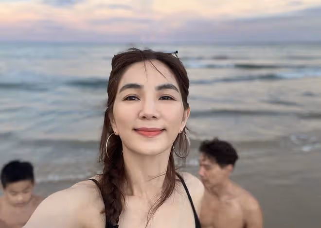 SHE陳嘉樺曬海邊全家福，Ella穿泳衣秀好身材，越來越有女人味