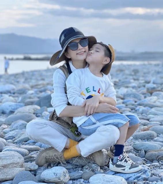 SHE陳嘉樺曬海邊全家福，Ella穿泳衣秀好身材，越來越有女人味