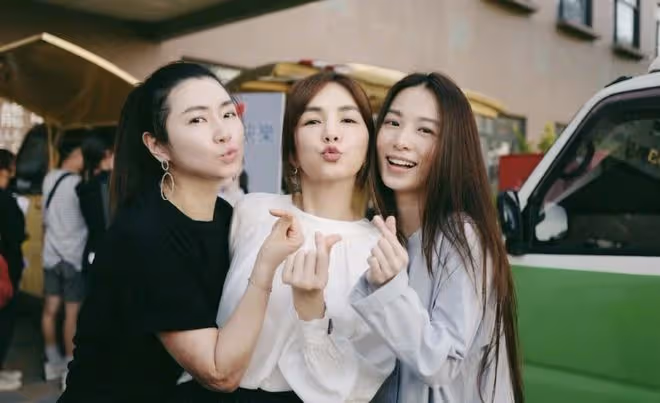 SHE陳嘉樺曬海邊全家福，Ella穿泳衣秀好身材，越來越有女人味