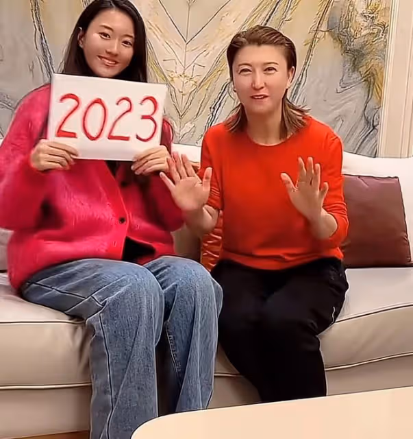 閆學晶一家豪宅迎新年！婆媳穿紅衣很喜慶，兒媳懷孕9個月狀態好