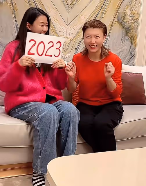 閆學晶一家豪宅迎新年！婆媳穿紅衣很喜慶，兒媳懷孕9個月狀態好