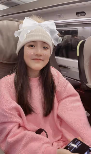 李湘帶王詩齡到杜拜跨年，坐頭等艙一趟需八萬，母女同框像姐妹