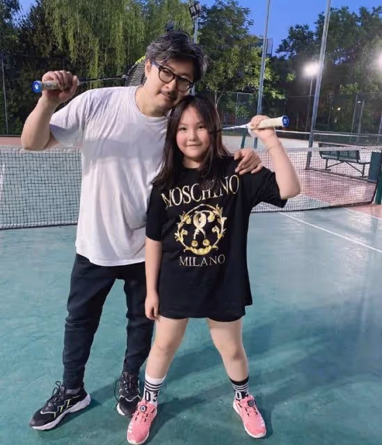 李湘帶王詩齡到杜拜跨年，坐頭等艙一趟需八萬，母女同框像姐妹