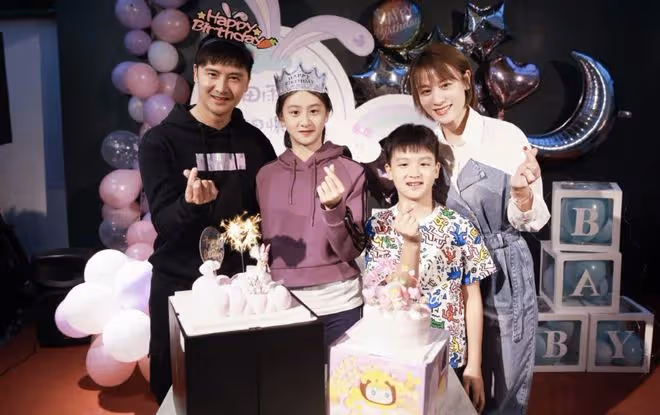 田亮曬全家福跨年，14歲森碟和父母一樣高，一家四口共用一張臉