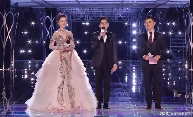 跨年主持哪家強!楊瀾凍齡狀態好,張純燁遭吐槽,李響耳朵出圈