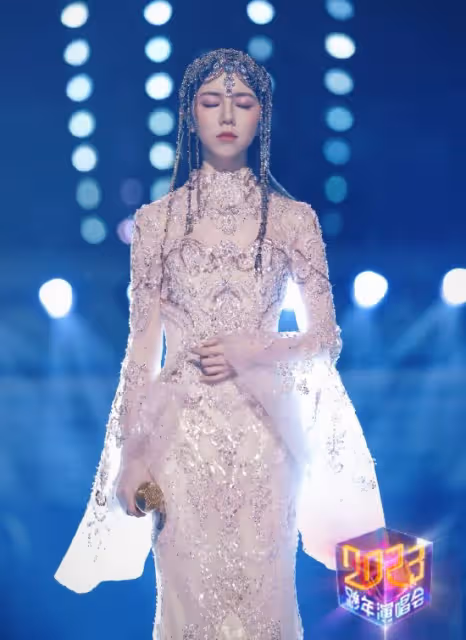 跨年晚會女星大PK:楊冪裝嫩,楊紫臉腫,關曉彤又被造型師坑了
