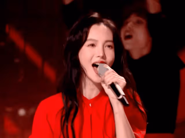 跨年晚會女星大PK:楊冪裝嫩,楊紫臉腫,關曉彤又被造型師坑了