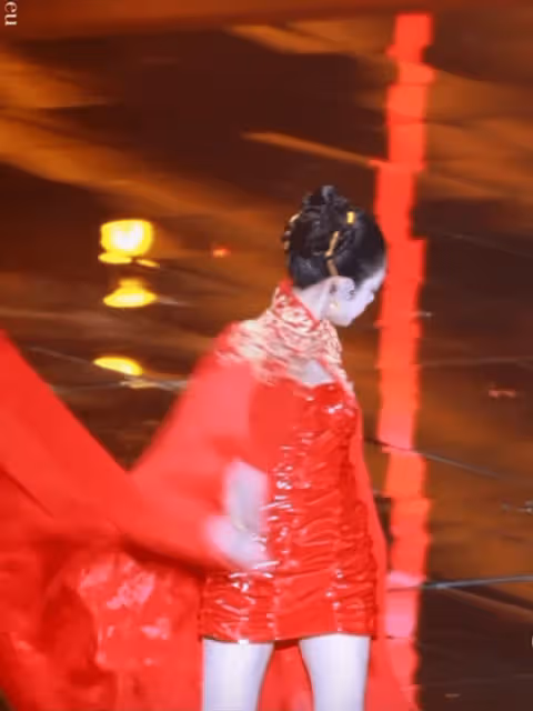 跨年晚會女星大PK:楊冪裝嫩,楊紫臉腫,關曉彤又被造型師坑了