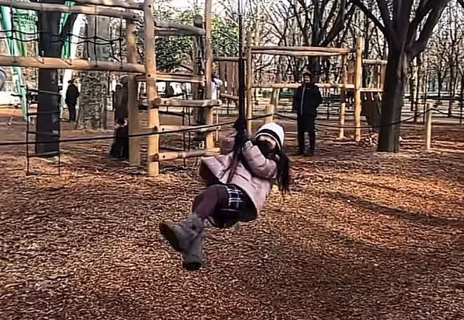 羅嘉良一家罕同框!9歲女兒五官精緻太好看,與父母打雪仗很溫馨