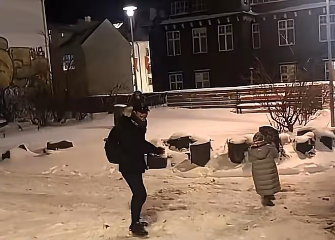羅嘉良一家罕同框!9歲女兒五官精緻太好看,與父母打雪仗很溫馨