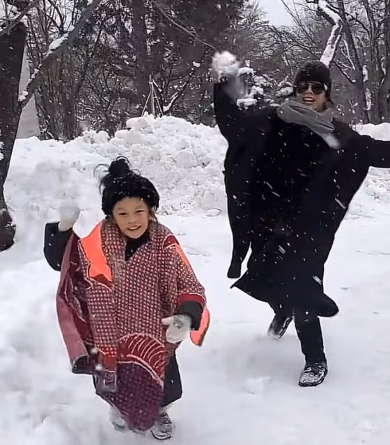 羅嘉良一家罕同框!9歲女兒五官精緻太好看,與父母打雪仗很溫馨