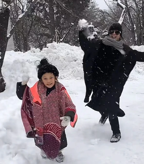 羅嘉良一家罕同框！9歲女兒五官精緻太好看，與父母打雪仗很溫馨