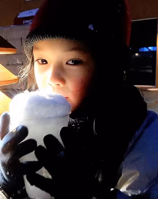 羅嘉良一家罕同框!9歲女兒五官精緻太好看,與父母打雪仗很溫馨