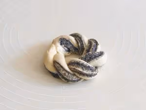 黑芝麻奶酥花朵麵包