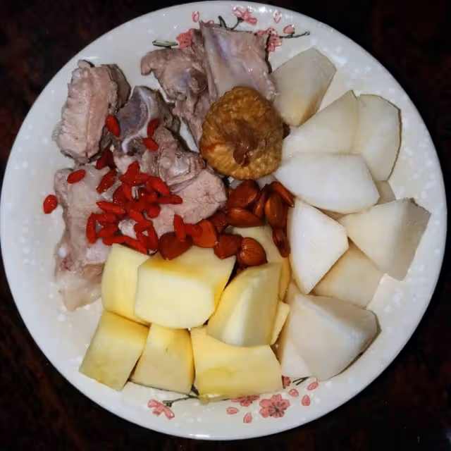 雪梨蘋果排骨湯（潤肺清燥，止咳化痰）