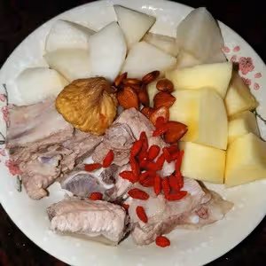 雪梨蘋果排骨湯（潤肺清燥，止咳化痰）