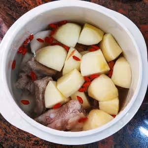 雪梨蘋果排骨湯（潤肺清燥，止咳化痰）